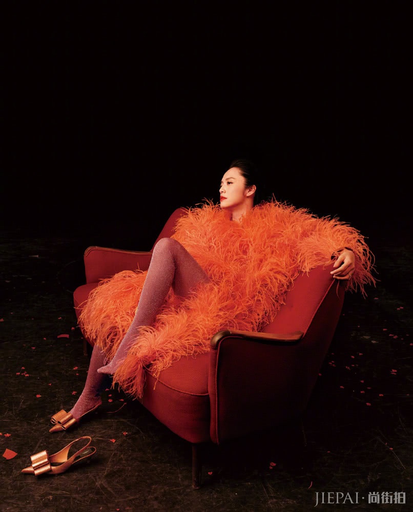 姚晨一身“火烈鸟”羽毛装时尚又美艳！