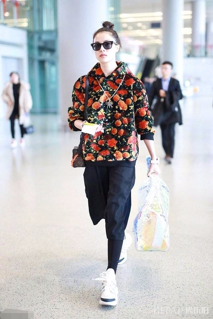 钟楚曦拎着巨大果冻包还以为要去买菜呢