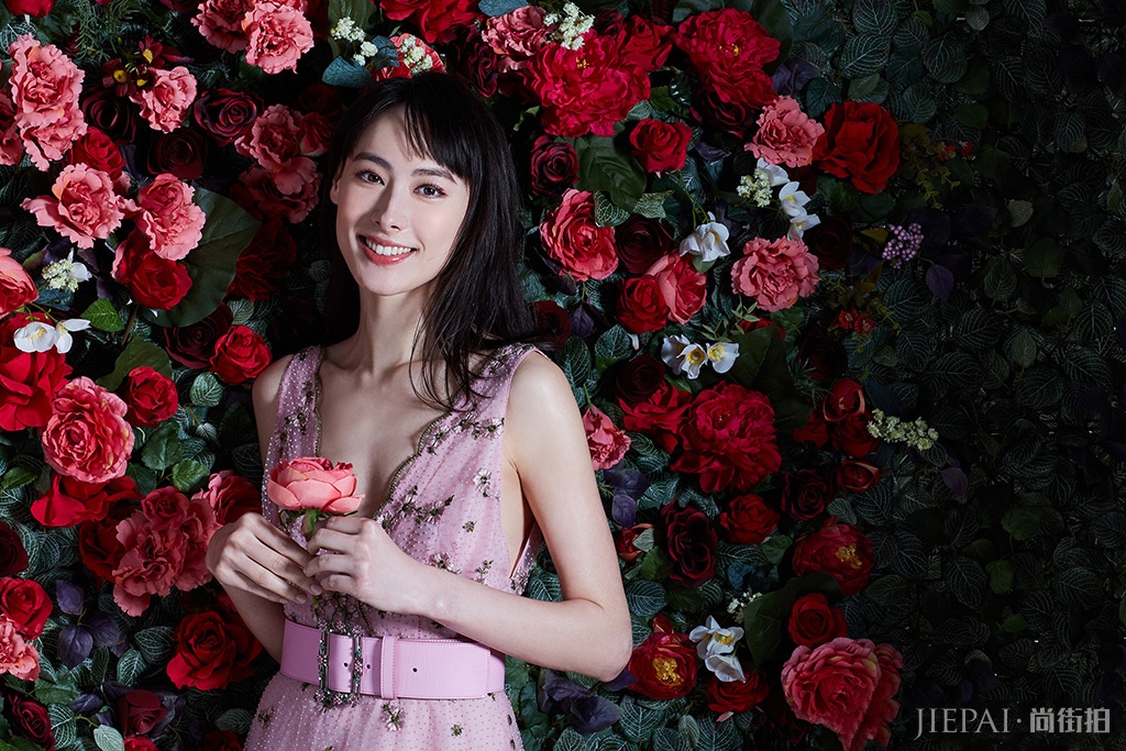 梁洛施启程伦敦时装周，素颜也是气质挡不住！