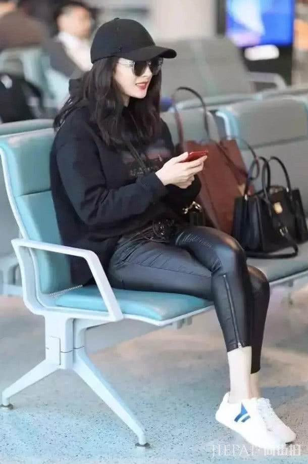 初春用九分裤+小白鞋打扮自己，时尚又有气场