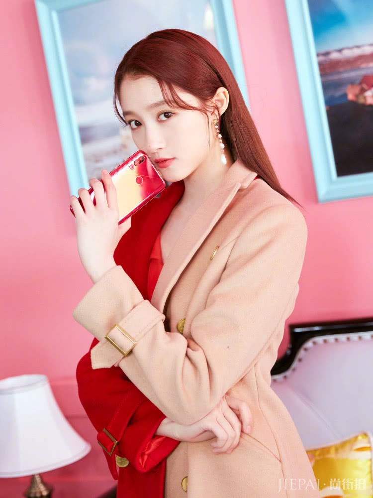 杨幂穿衣风格撞上关晓彤,同穿拼接大衣,你更喜欢谁的搭配呢?