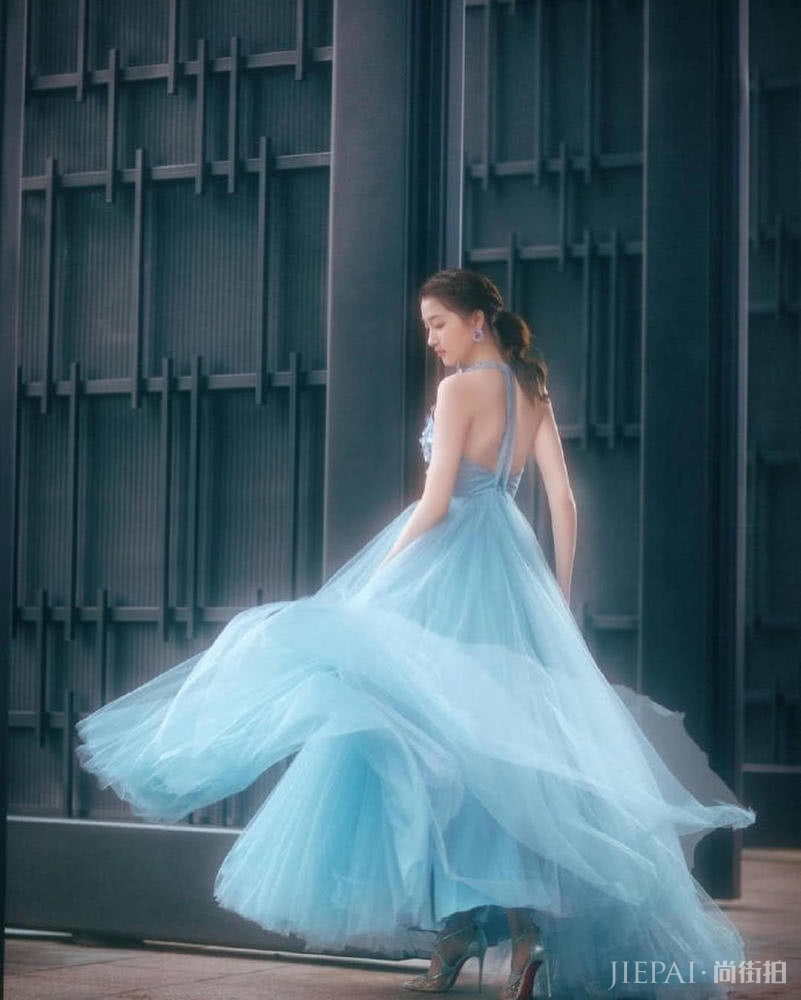 关晓彤穿搭天蓝色吊带露背裙仙气十足，越看越美了