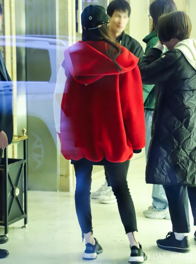 迪丽热巴上衣选得厚实,裤子却露出脚踝!