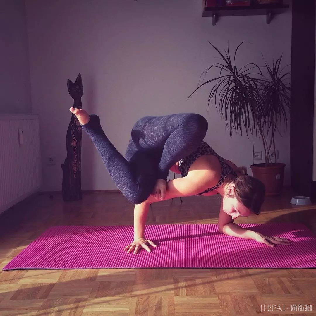 张含韵节后晒素颜自拍，面色红润状态大好