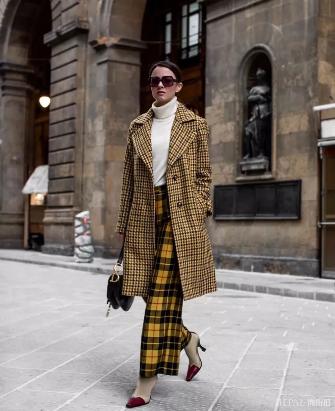 长款格纹大衣+阔腿裤霸气抢镜,帅得不可方物
