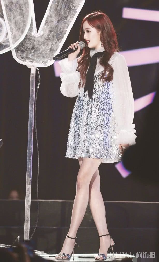 吴宣仪“鳞片裙”都能穿出甜美气息，给跪了！