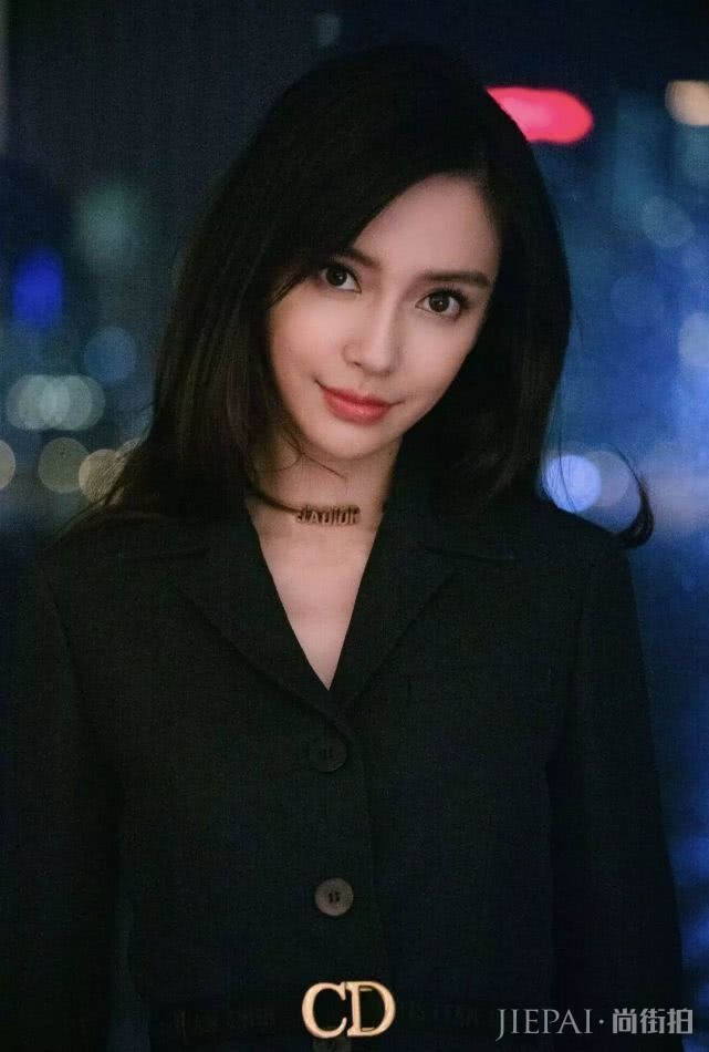 Angelababy一抹芭比粉轻轻松松hold住了西装配长裙，有颜真好