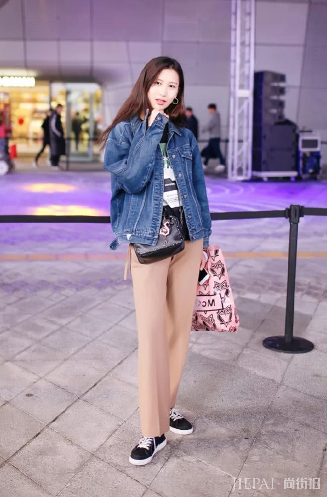 春季穿一件漂亮的牛仔外套，提升气质更显品味