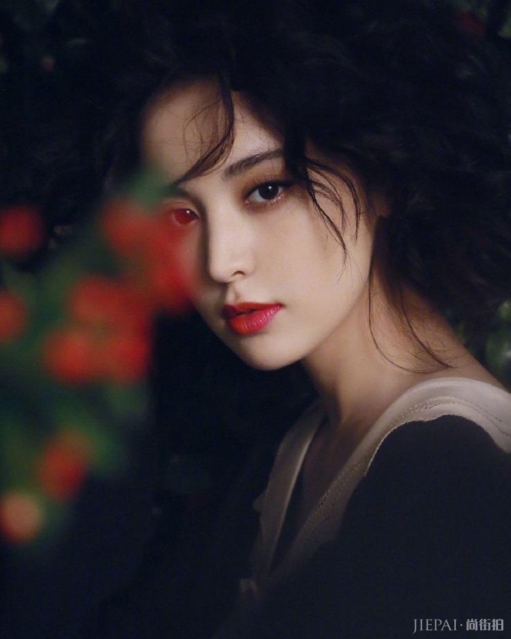 古力娜扎美目流盼演绎中世纪高级感