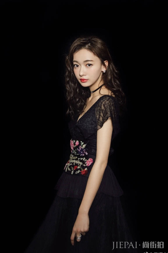 吴谨言黑色上衣搭配黑裙,尽显端庄优雅姿态