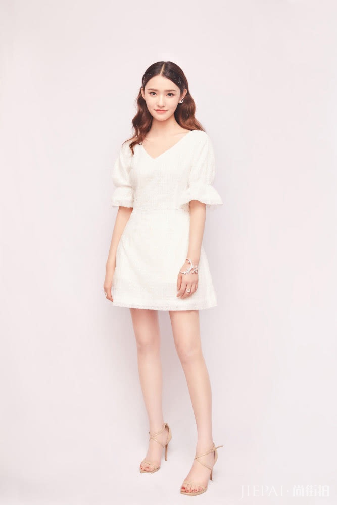 林允外套配格纹9分裤,少女感一下就提升了