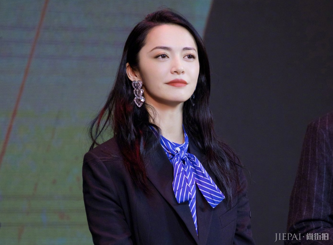 姚晨一身蓝黑撞色，演绎全新职场风