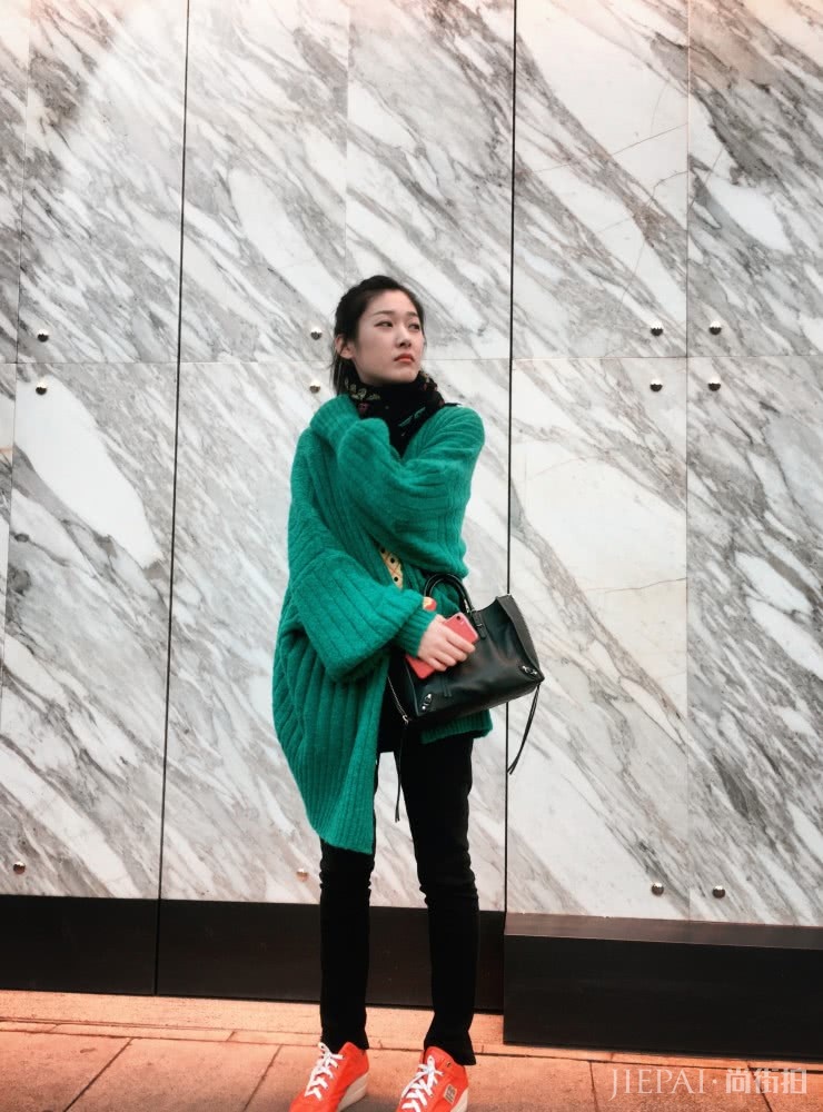 王双的私服穿搭居然这么好看,绿色毛衣时尚又清新