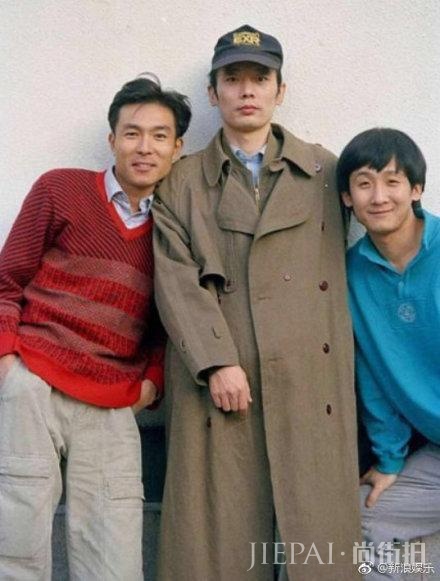 葛优大爷时尚嗅觉灵敏 长款风衣今年会火