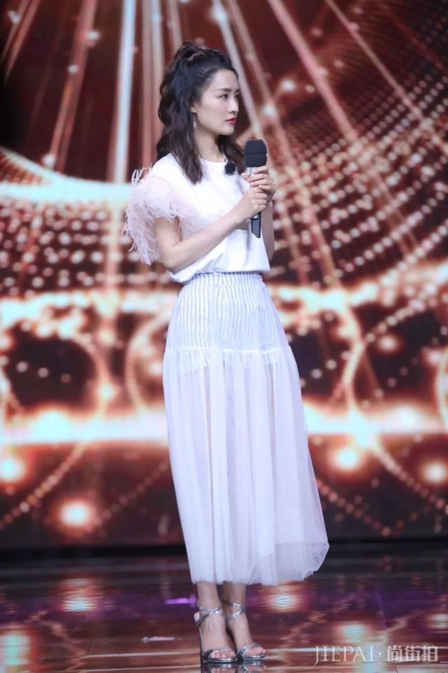 李沁“透视裙”配毛T恤现参加节目,网友直呼仙女下凡!