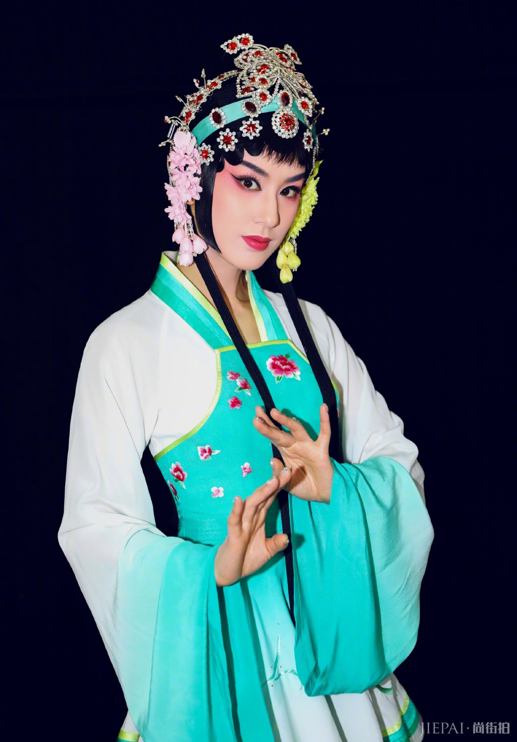 黄圣依身穿粉色大衣搭配白色卫衣,超减龄!