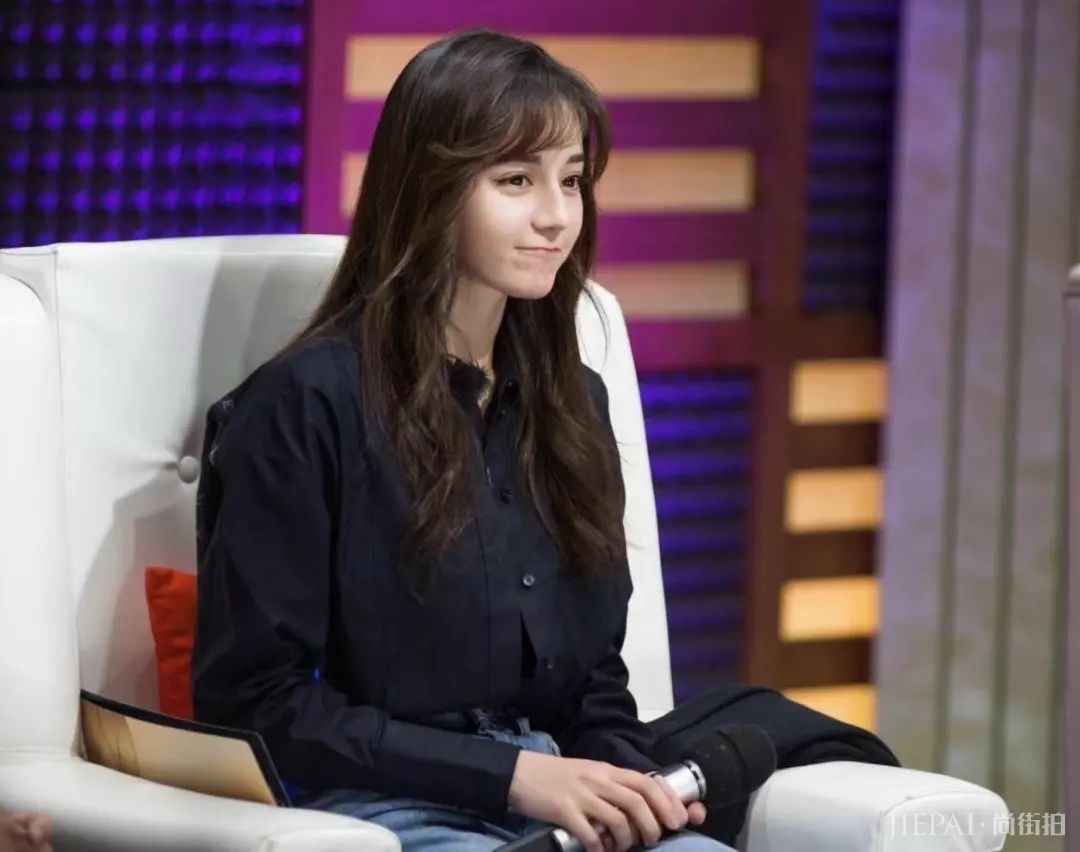 迪丽热巴这牛仔裤和靴子的穿搭太考验腿了！