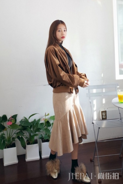 卡其色包裙配什么上衣 优雅简约都能hold住