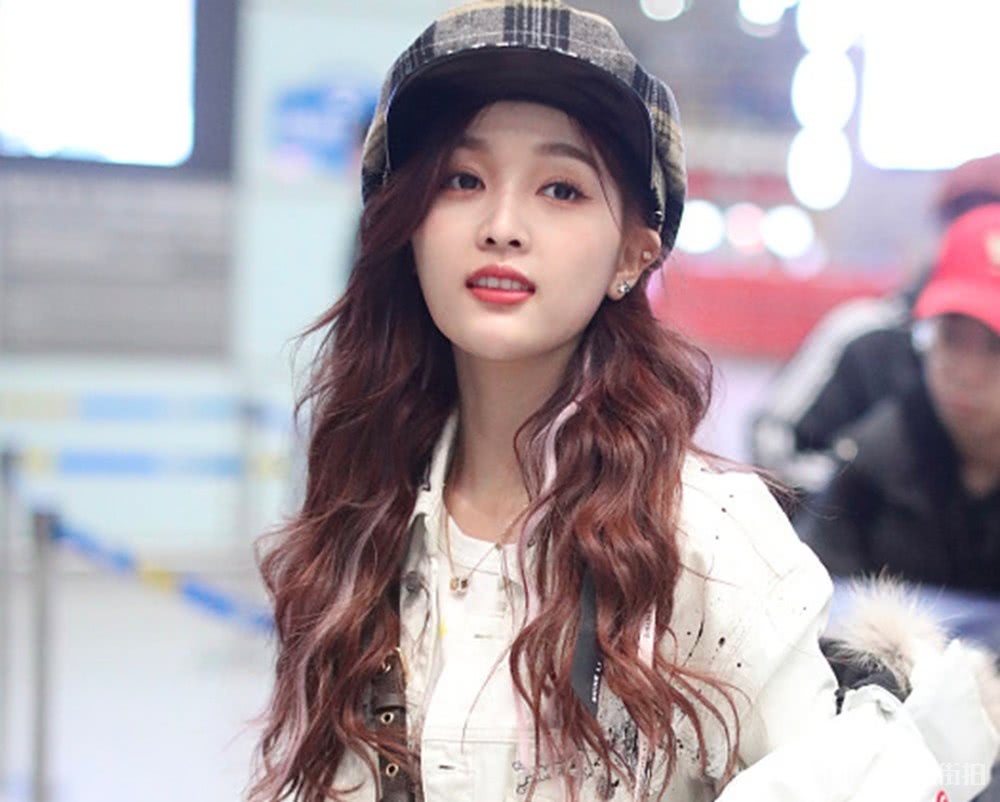 吴宣仪化身“小白熊”年后现身，轻盈穿搭展甜美风范，这是初恋的模样！