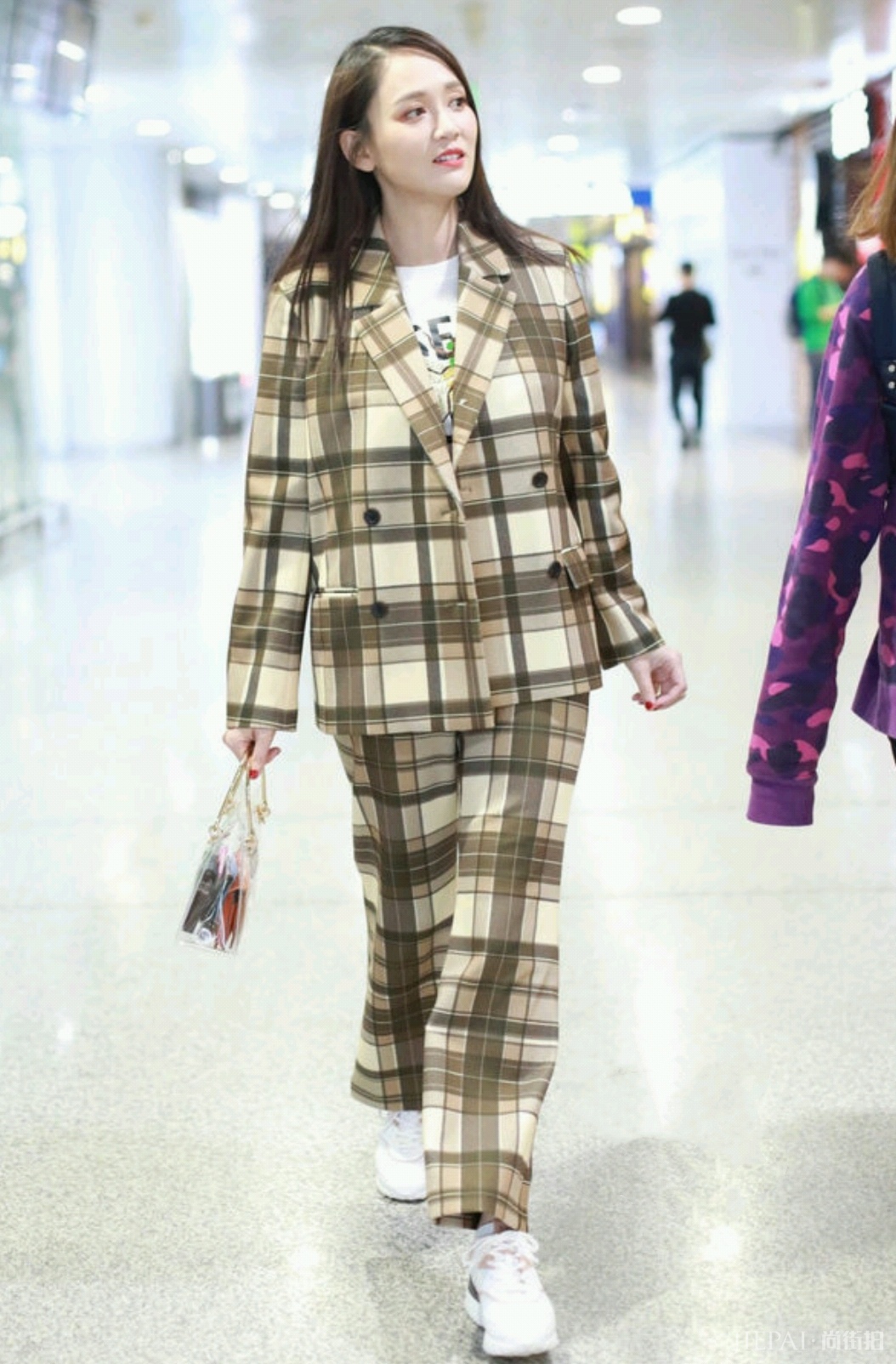 陈乔恩丸子头卫衣配长裙，美得让人移不开眼！