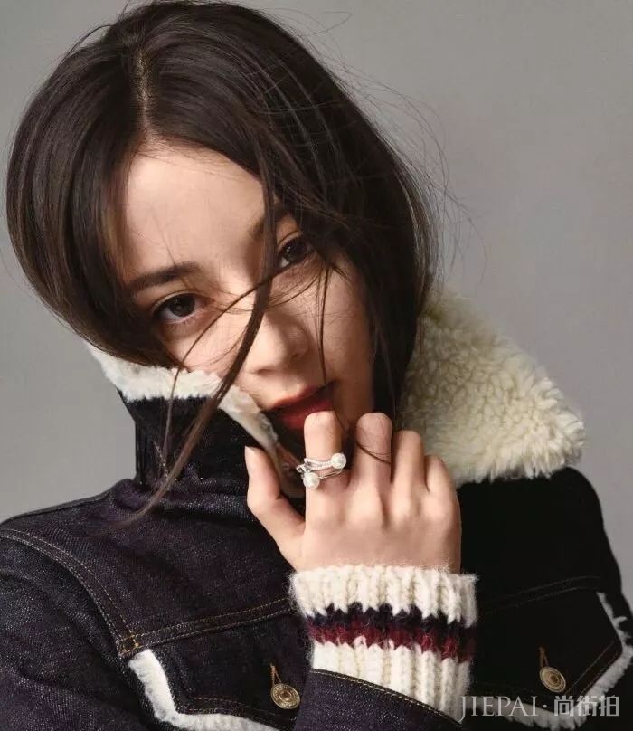 迪丽热巴首登春晚红裙美艳迷人