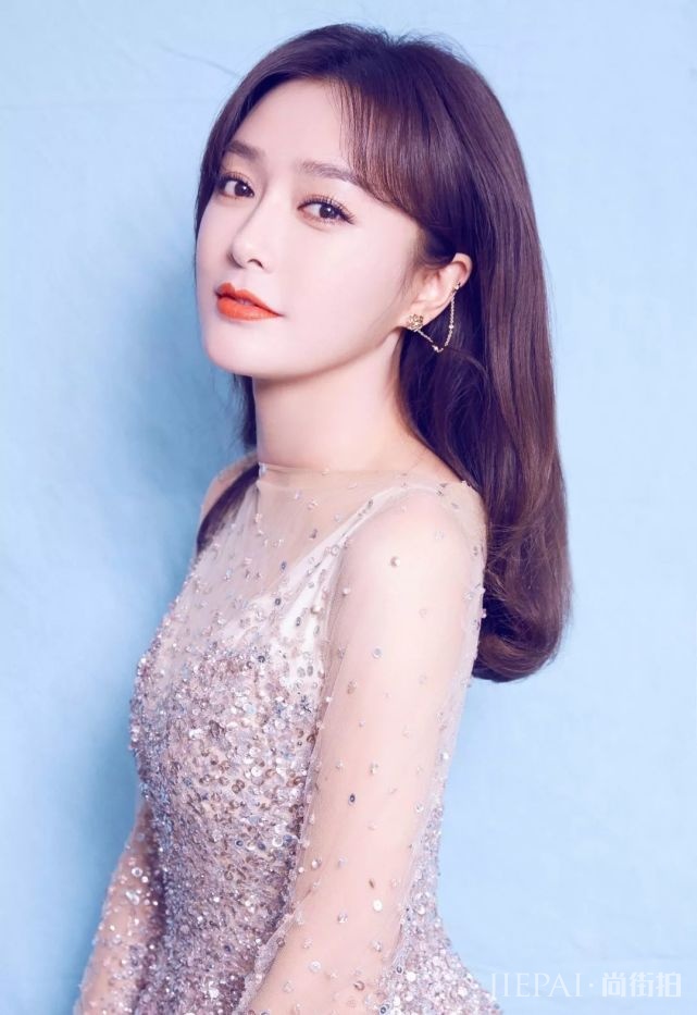 秦岚一身“钻石裙”实力抢镜!