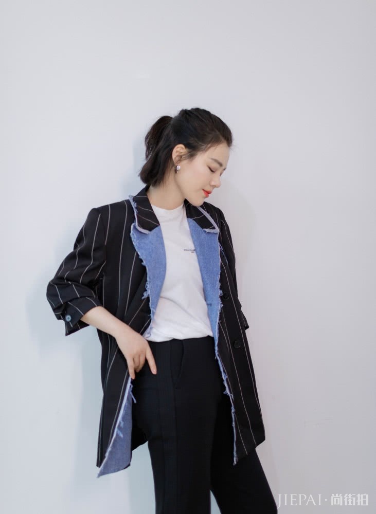 马思纯齐刘海短发搭配黄色衣服酷似小丸子!