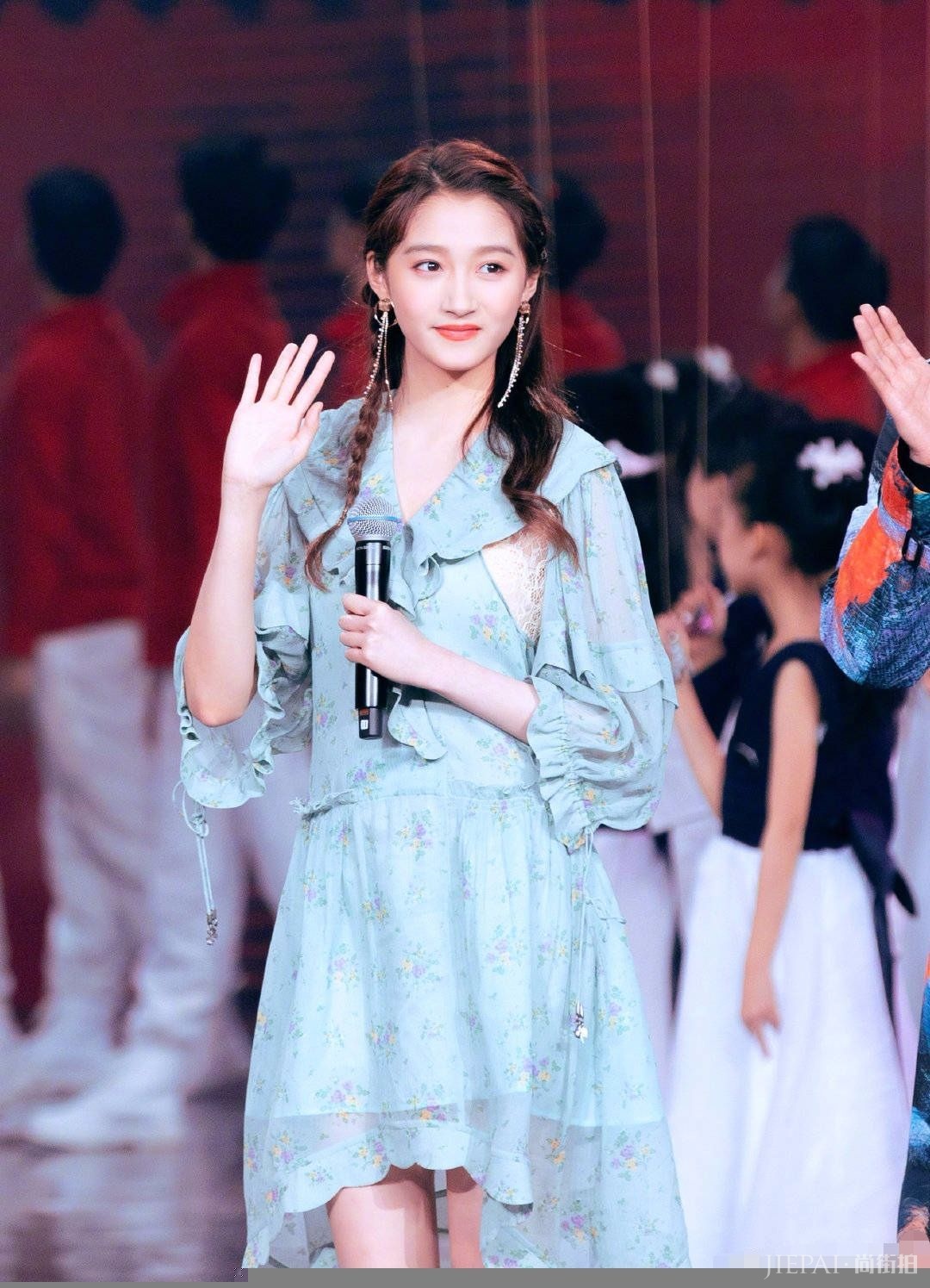 关晓彤真的不冷么？大冬天的穿蕾丝薄纱裙是很甜美