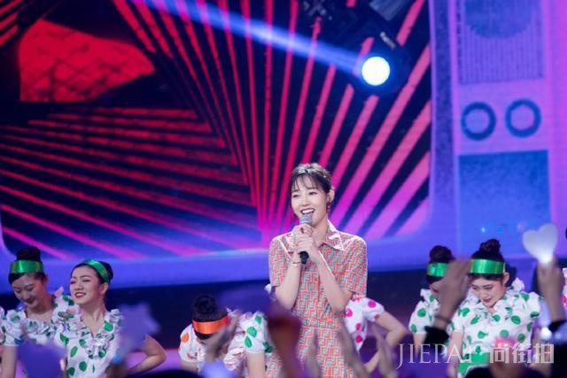 白百何衬衫配花式裙,终于高调一回