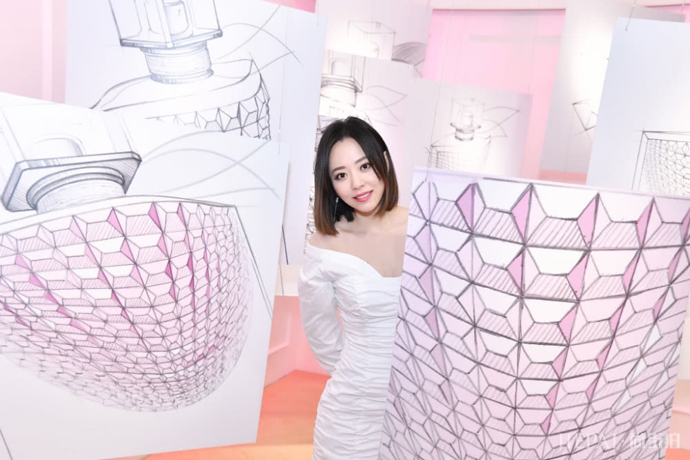 张靓颖穿红裙登舞台，显白效果翻倍