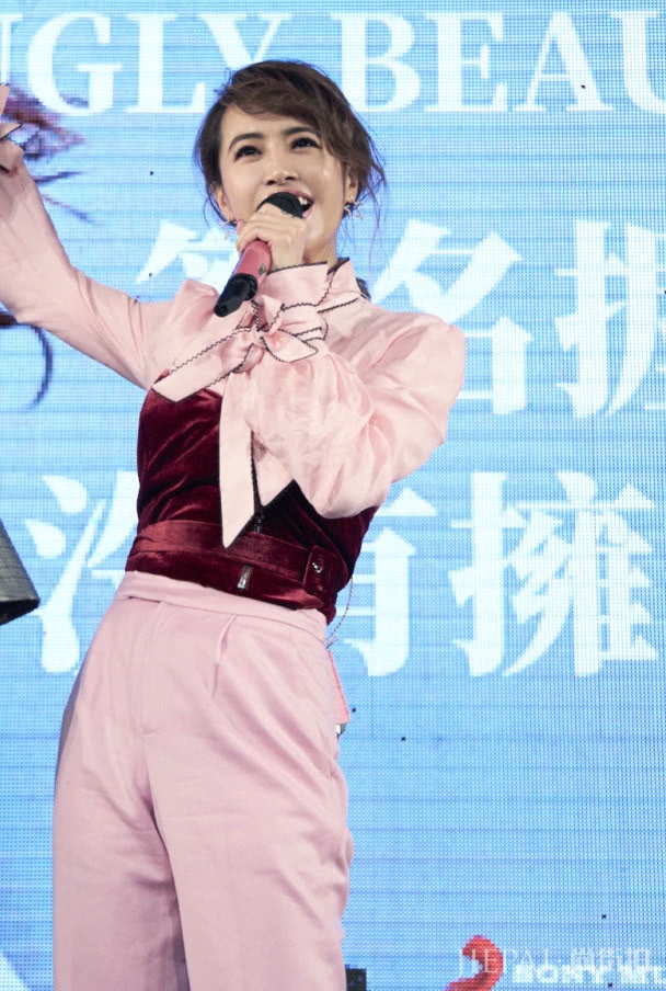 蔡依林依然少女感十足,她的穿搭真时尚!