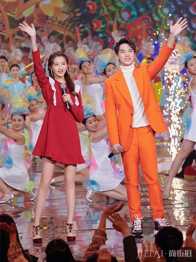 鞠婧祎关晓彤相差同穿红裙，腿长重要性