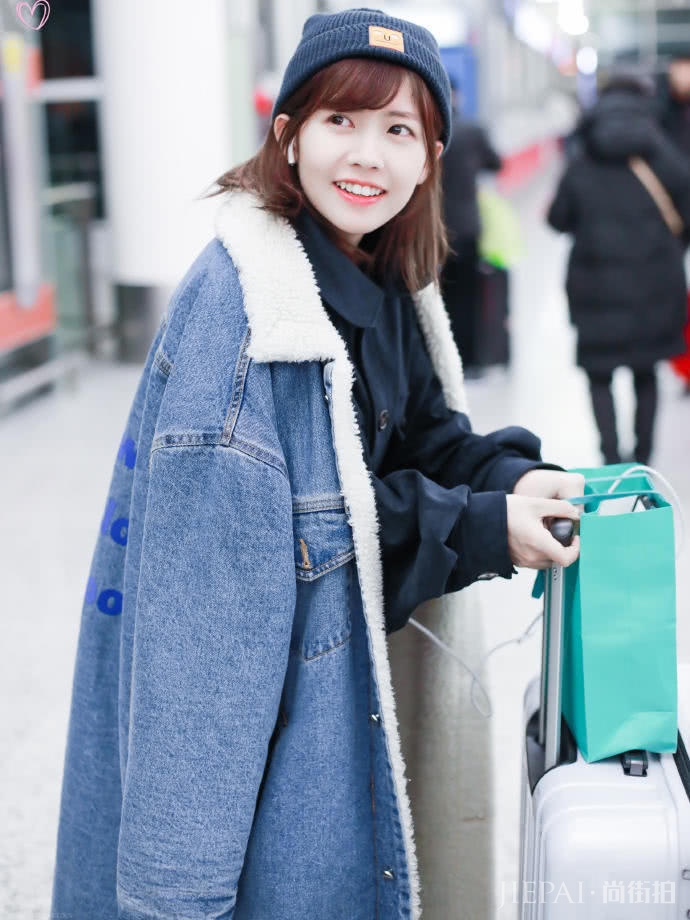 153cm的赖美云羊羔毛大衣披身上，霸气御姐范十足
