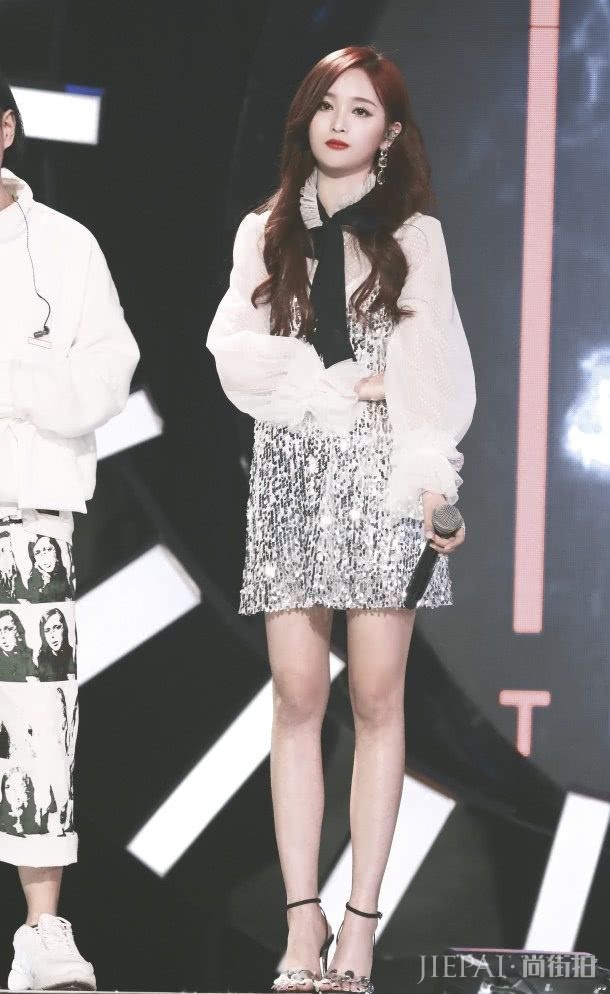 吴宣仪“鳞片裙”都能穿出甜美气息，给跪了！