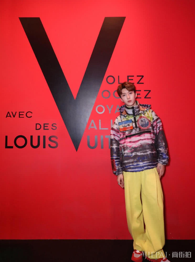 范丞丞宽松上衣穿成64分 帅气亮眼