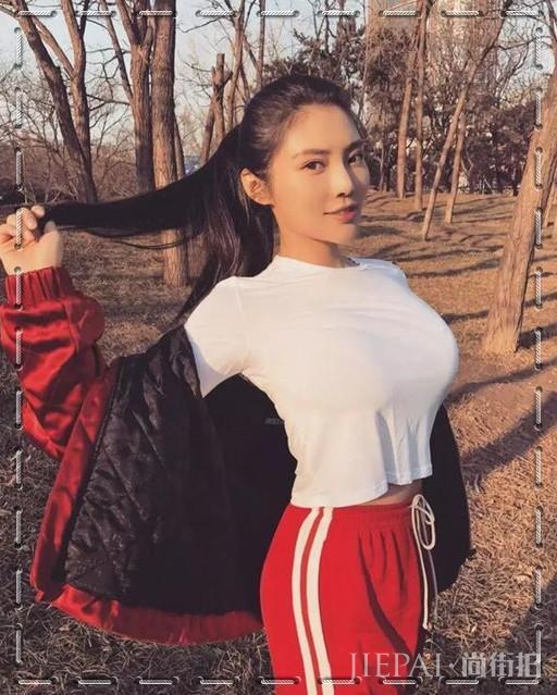 徐冬冬就算穿大V领也不露性感线，真羡慕她男友