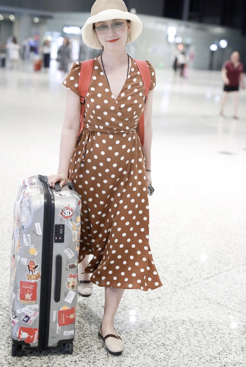 小陶虹羽绒服阔腿裤走机场,还记得当年饰演的“小龙女”吗