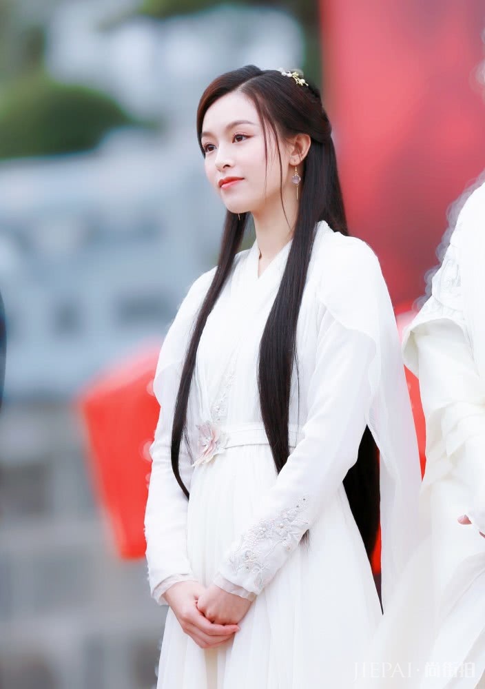 文咏珊绿色毛衣搭配荷叶边连衣裙嫩成少女