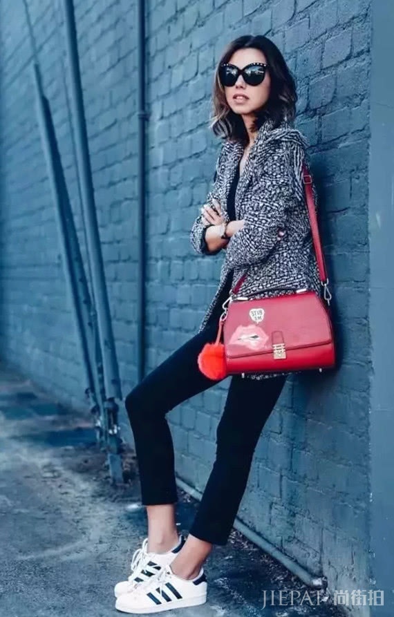初春用九分裤+小白鞋打扮自己，时尚又有气场
