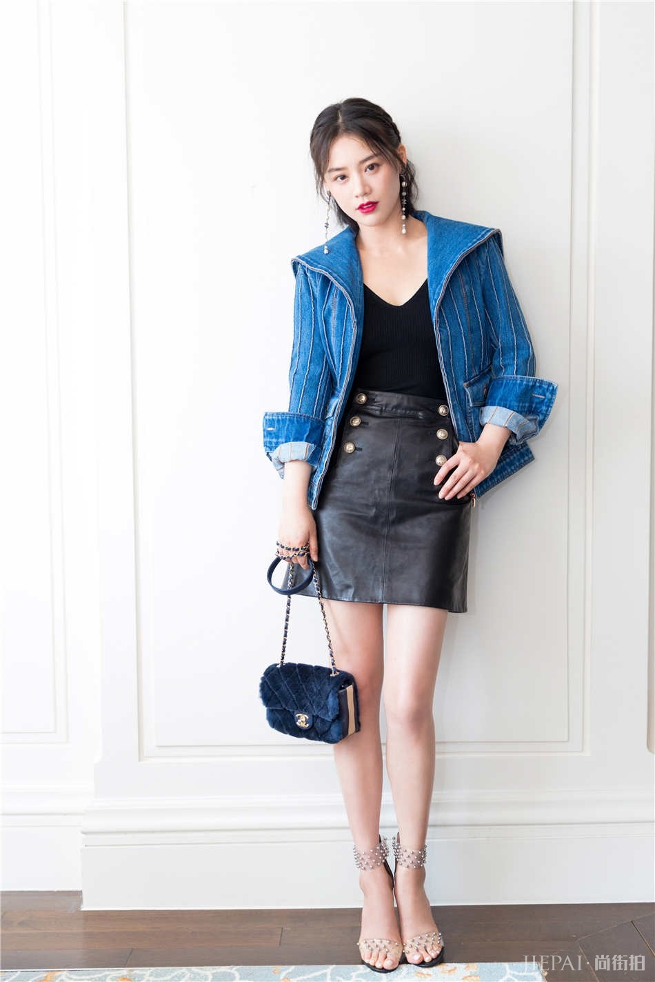 能衬托出天鹅颈的V领衫来了 性感还能显瘦