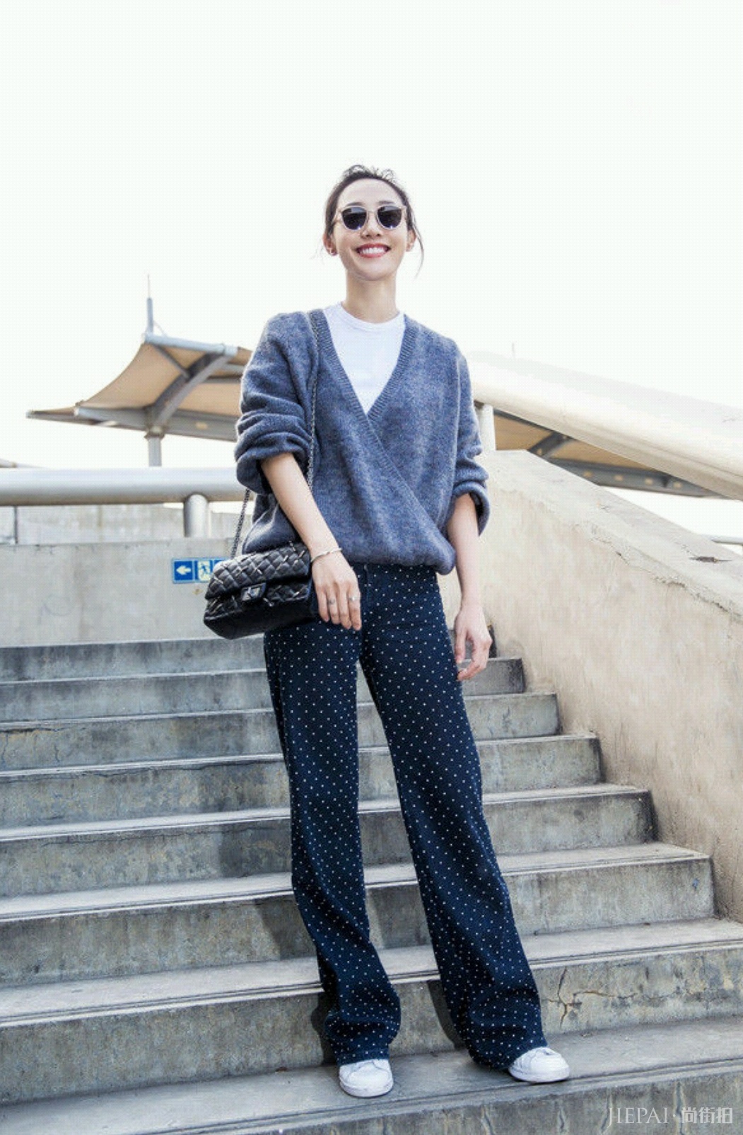 白百何身材好颜值高，穿“萝卜裤”走机场，太美了！