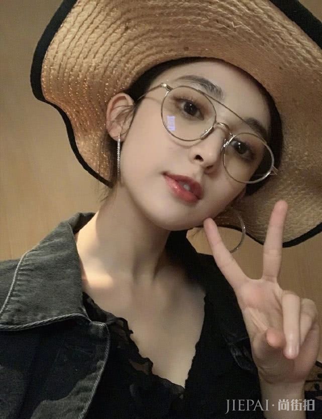 古力娜扎丸子头搭配花朵楚楚动人！