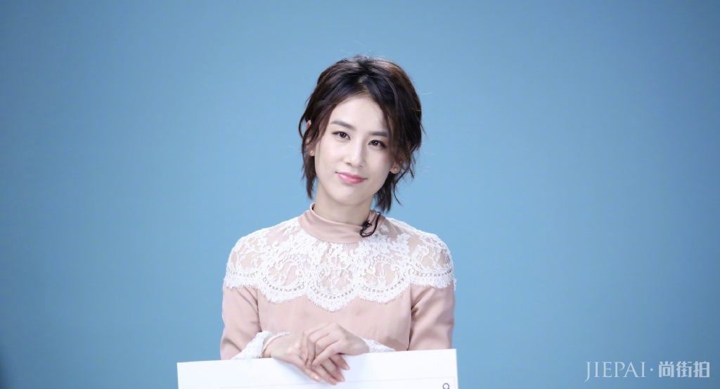 黄圣依身穿粉色大衣搭配白色卫衣,超减龄!