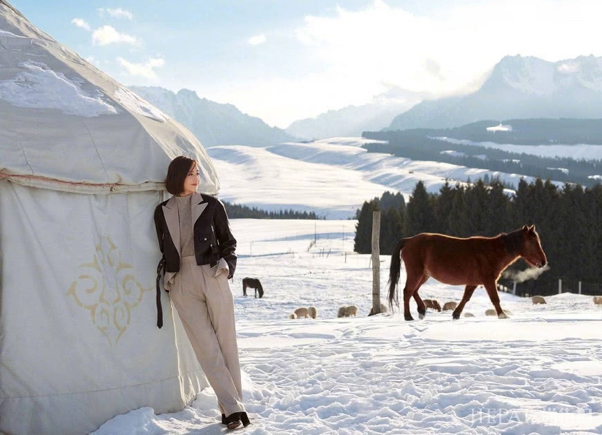 佟丽娅变黑孔雀单靠背影就让人移不开目光