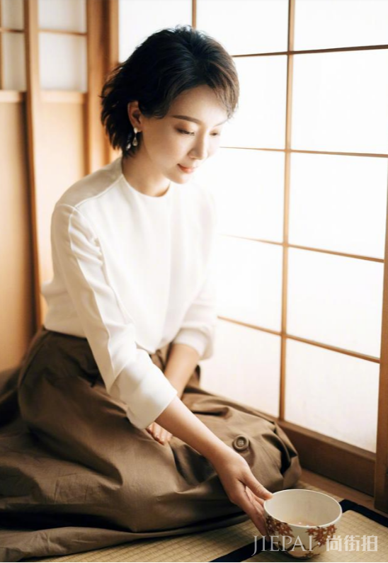 陈数剪了波波头，戴着黑色眼镜框，却意外凸显学者气质