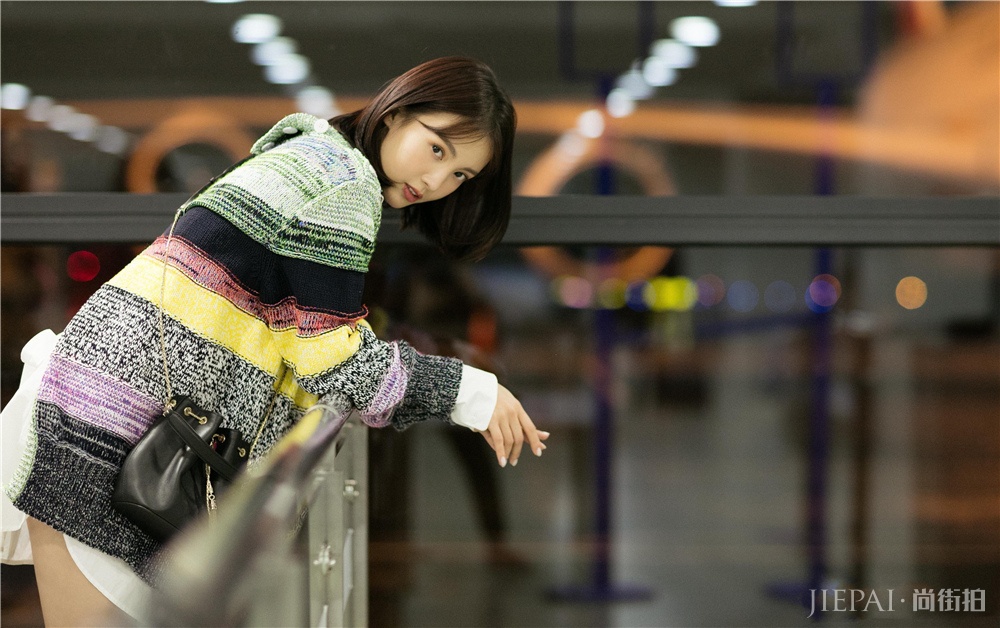 金晨一件毛衣就娇俏如18岁,好衣品太低调!