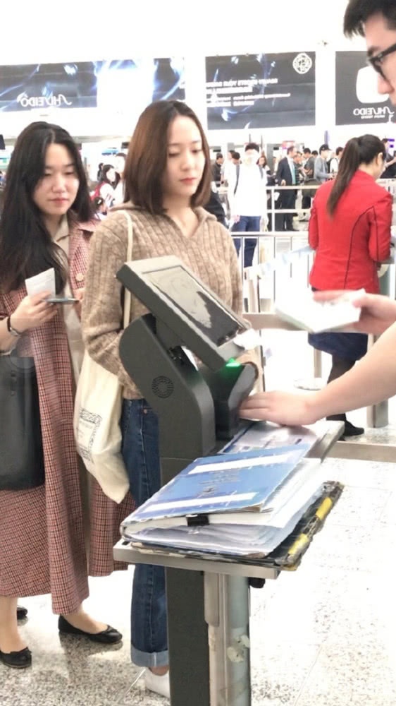 想做有气质的时髦精?那就用驼色毛衣把你变的又美又吸睛吧