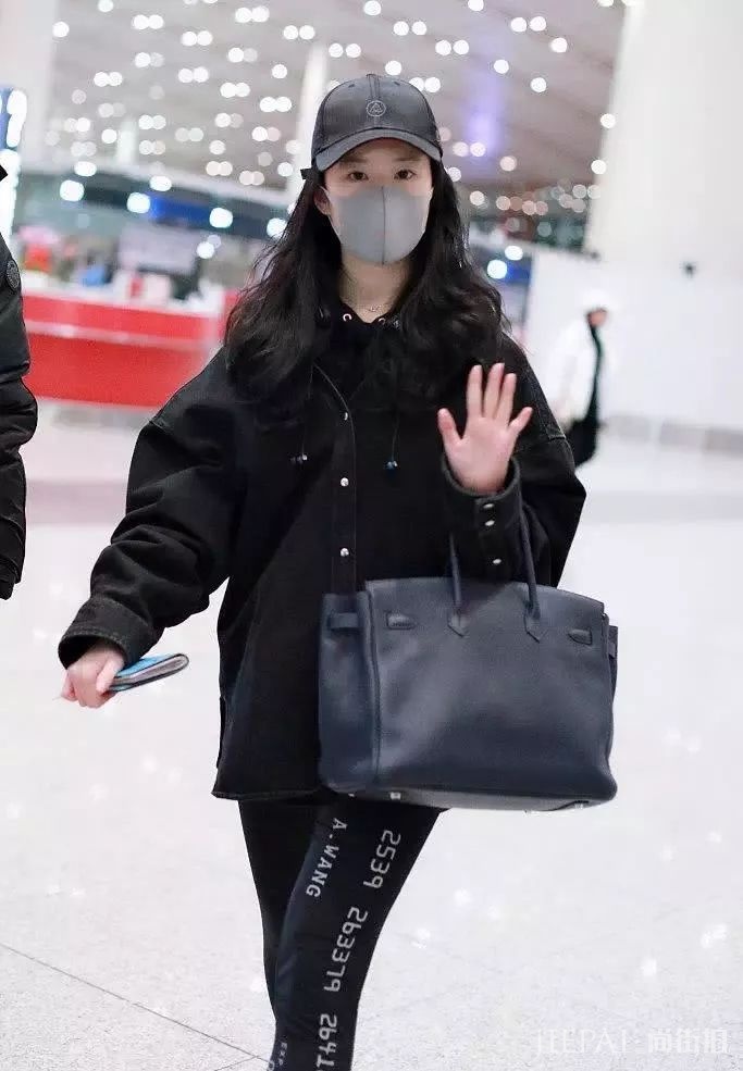 刘亦菲一身大牌现身机场，素颜真的是有颜任性