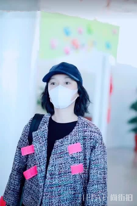 周迅穿小香风夹克配裙子,这套打扮可美了!