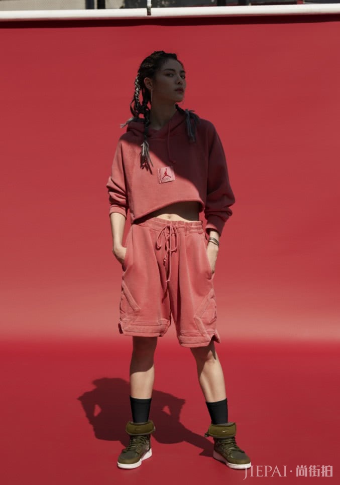 钟楚曦一双鞋子非常别致的鞋子